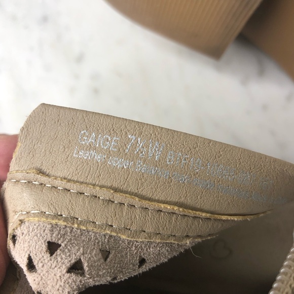 BareTraps Gaige Suede Leather Bootie Cobblestone - 7.5 W Taupe Zip side - Picture 8 of 8